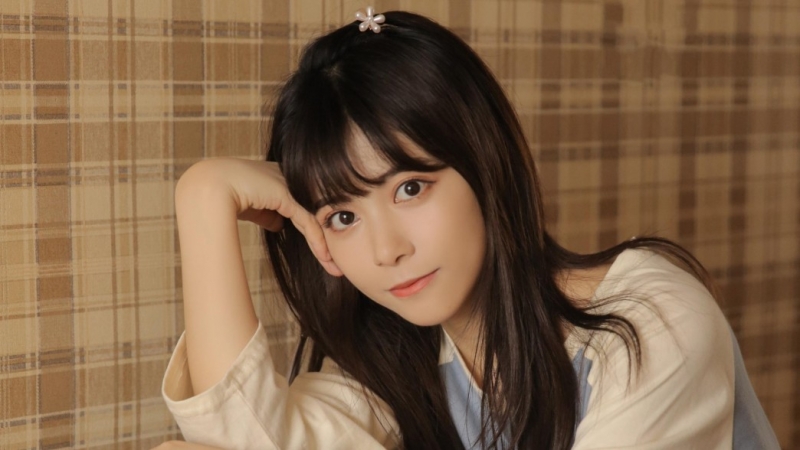 齐刘海萌妹子长发披肩居家写真  第7张
