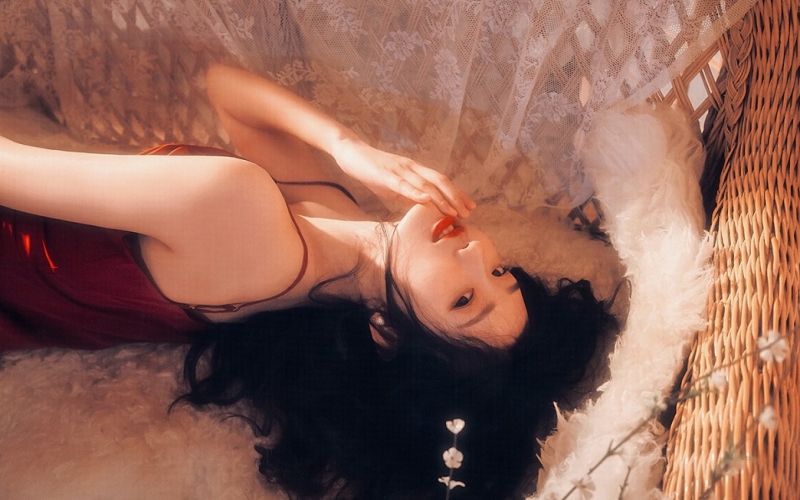 沙发美女吊带红裙白嫩肌肤写真  第1张
