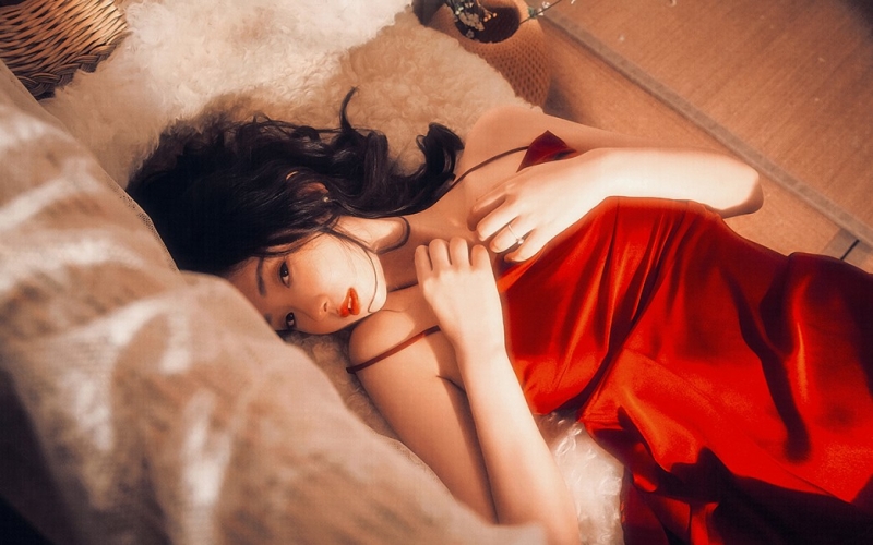 沙发美女吊带红裙白嫩肌肤写真  第2张
