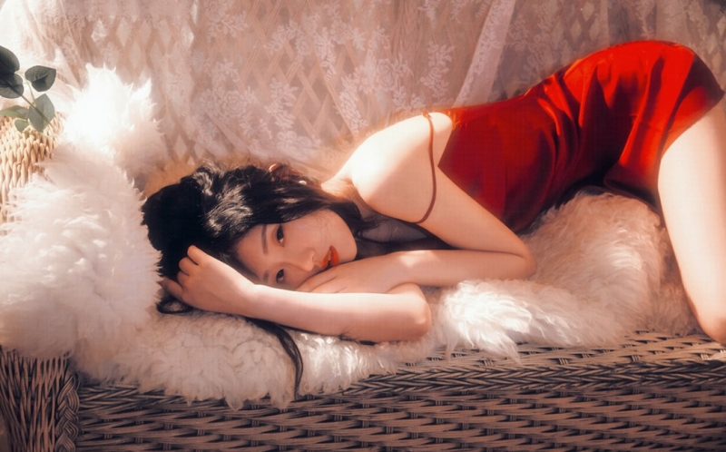 沙发美女吊带红裙白嫩肌肤写真  第5张