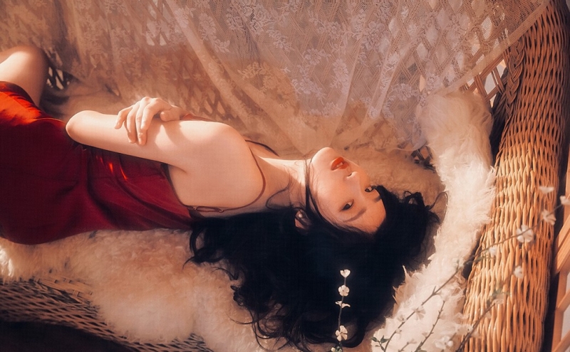 沙发美女吊带红裙白嫩肌肤写真  第7张