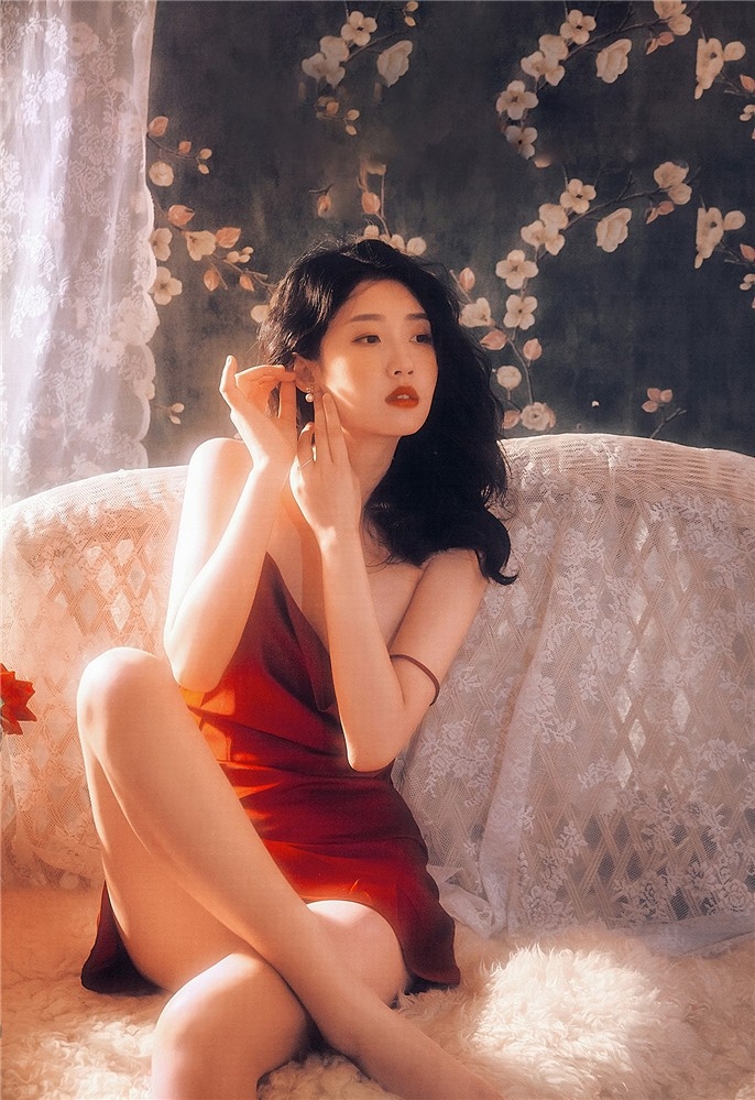 沙发美女吊带红裙白嫩肌肤写真  第9张