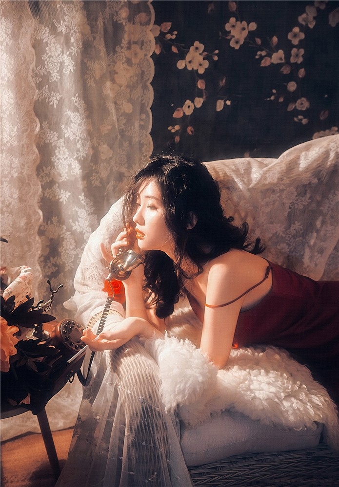 沙发美女吊带红裙白嫩肌肤写真  第12张