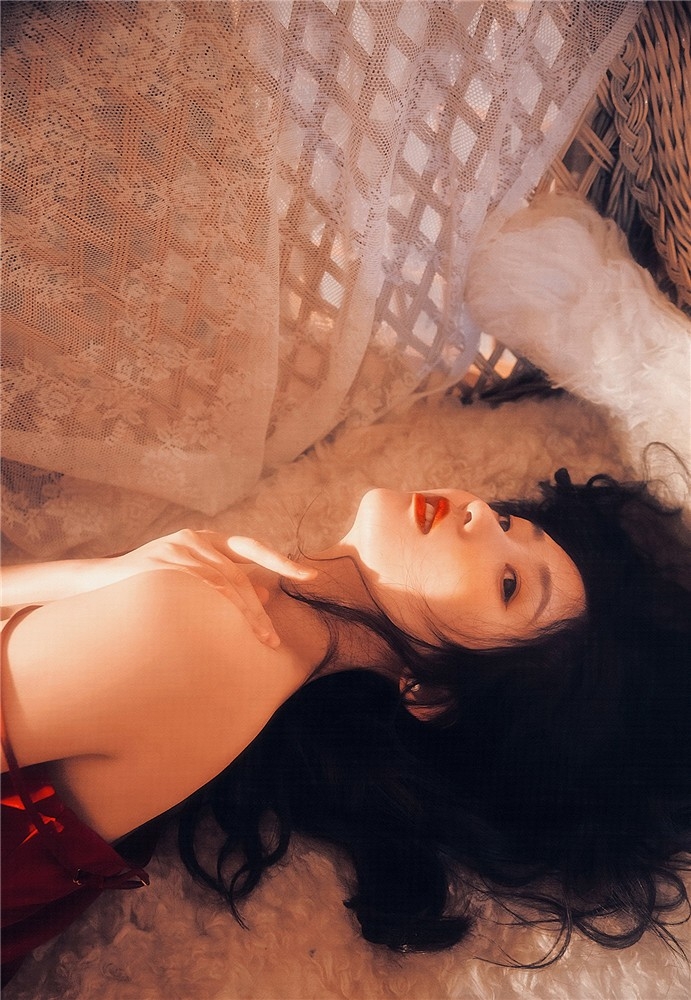 沙发美女吊带红裙白嫩肌肤写真  第13张