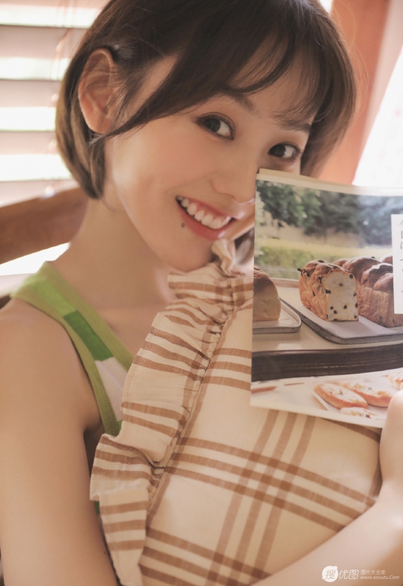 短发美女背心短裤室内个人写真  第3张