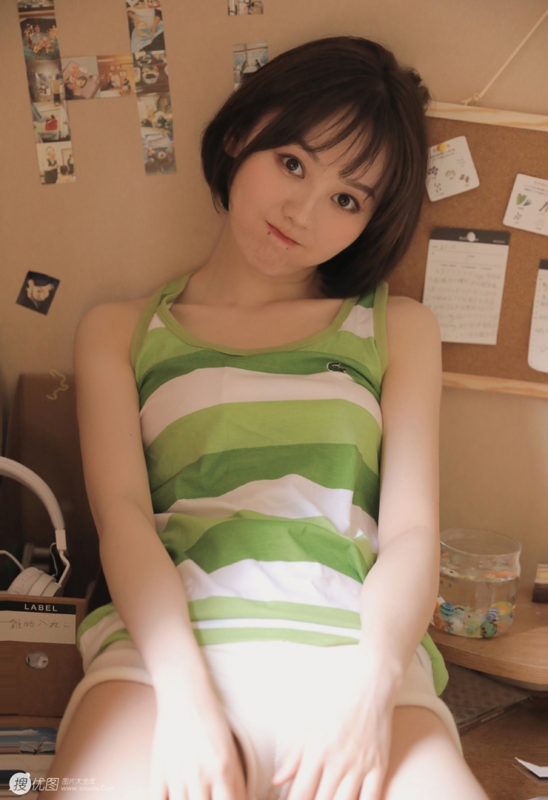 短发美女背心短裤室内个人写真  第6张
