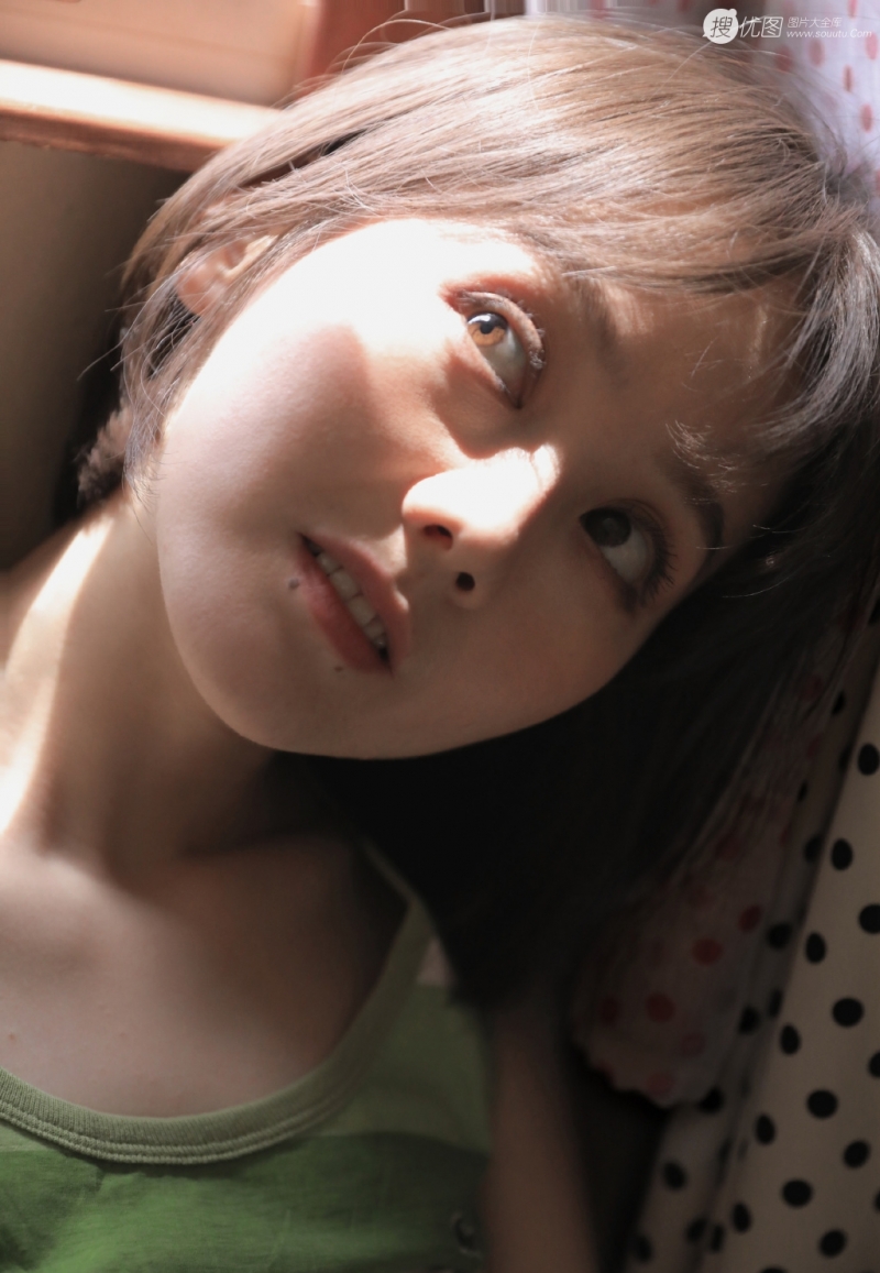 短发美女背心短裤室内个人写真  第7张