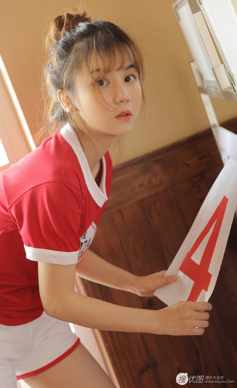 丸子头美少女运动裤大长腿写真  第5张