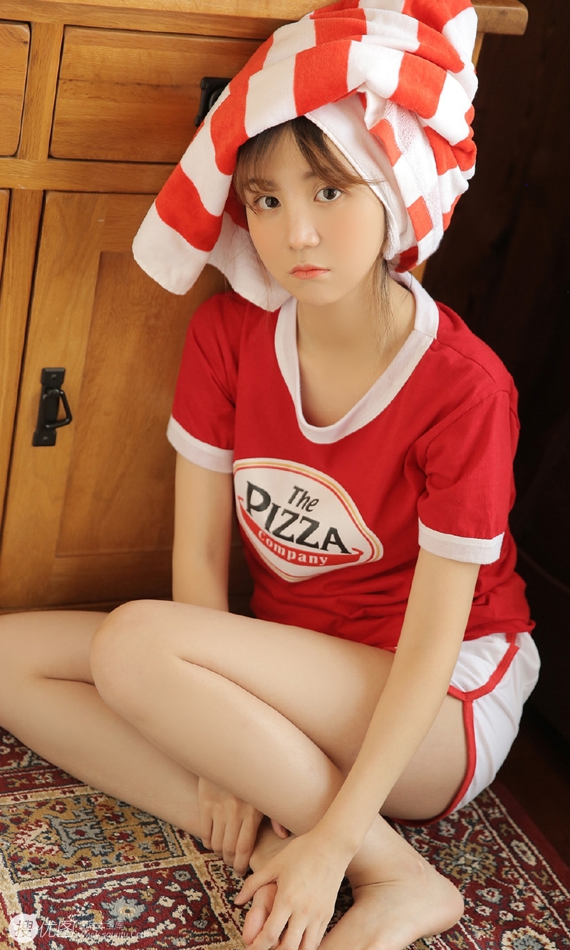 丸子头美少女运动裤大长腿写真  第7张