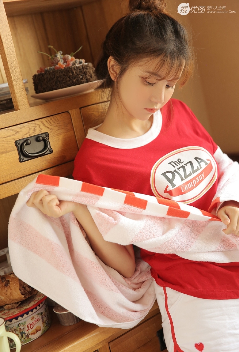 丸子头美少女运动裤大长腿写真  第10张