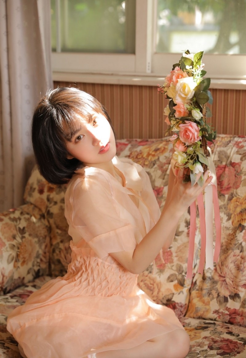 阳光下的短发美女漂亮脸蛋写真  第2张