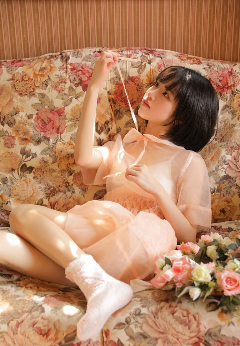 阳光下的短发美女漂亮脸蛋写真  第3张