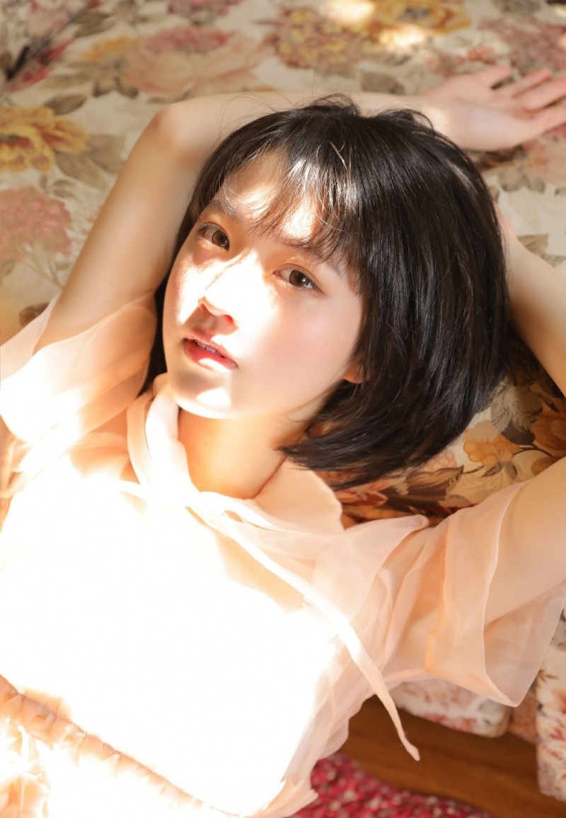 阳光下的短发美女漂亮脸蛋写真  第4张