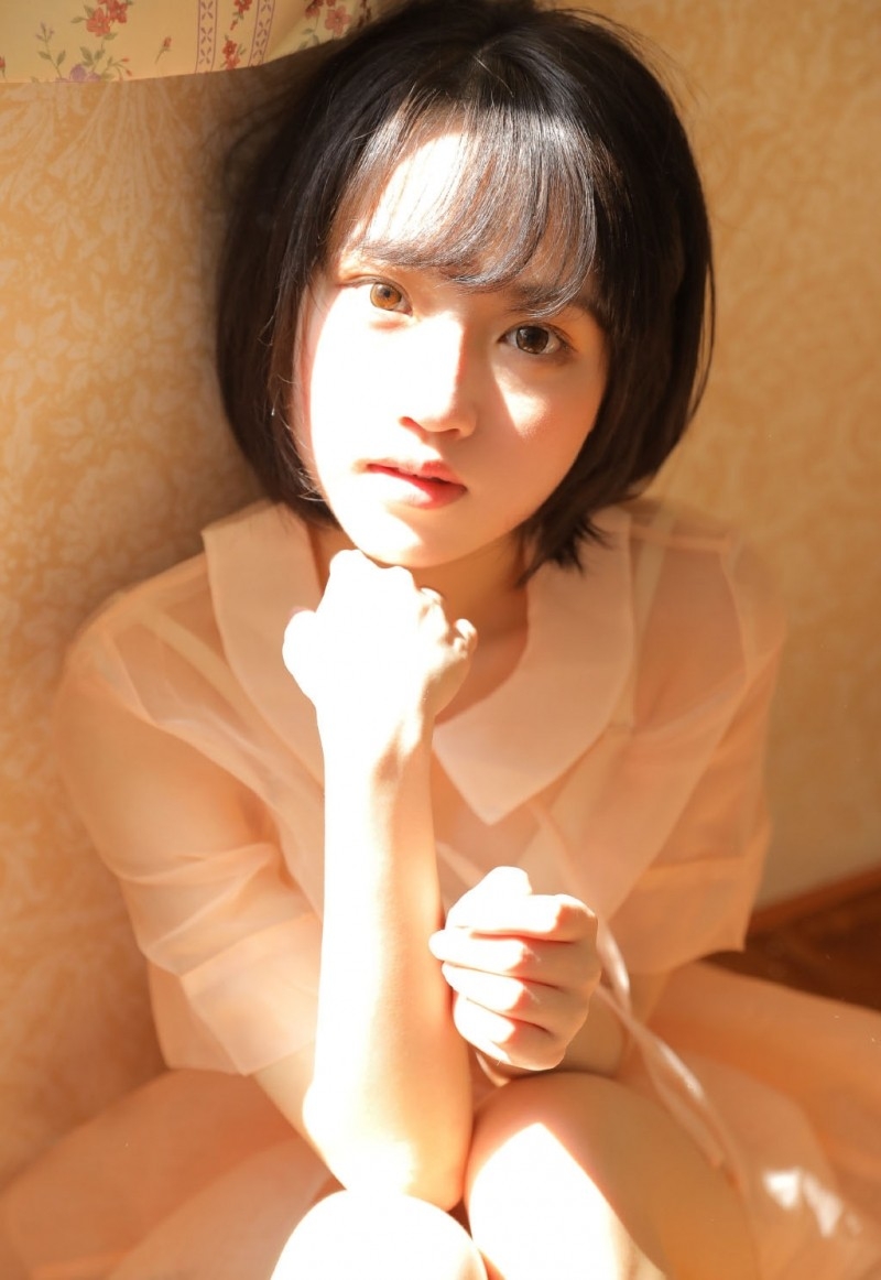 阳光下的短发美女漂亮脸蛋写真  第5张