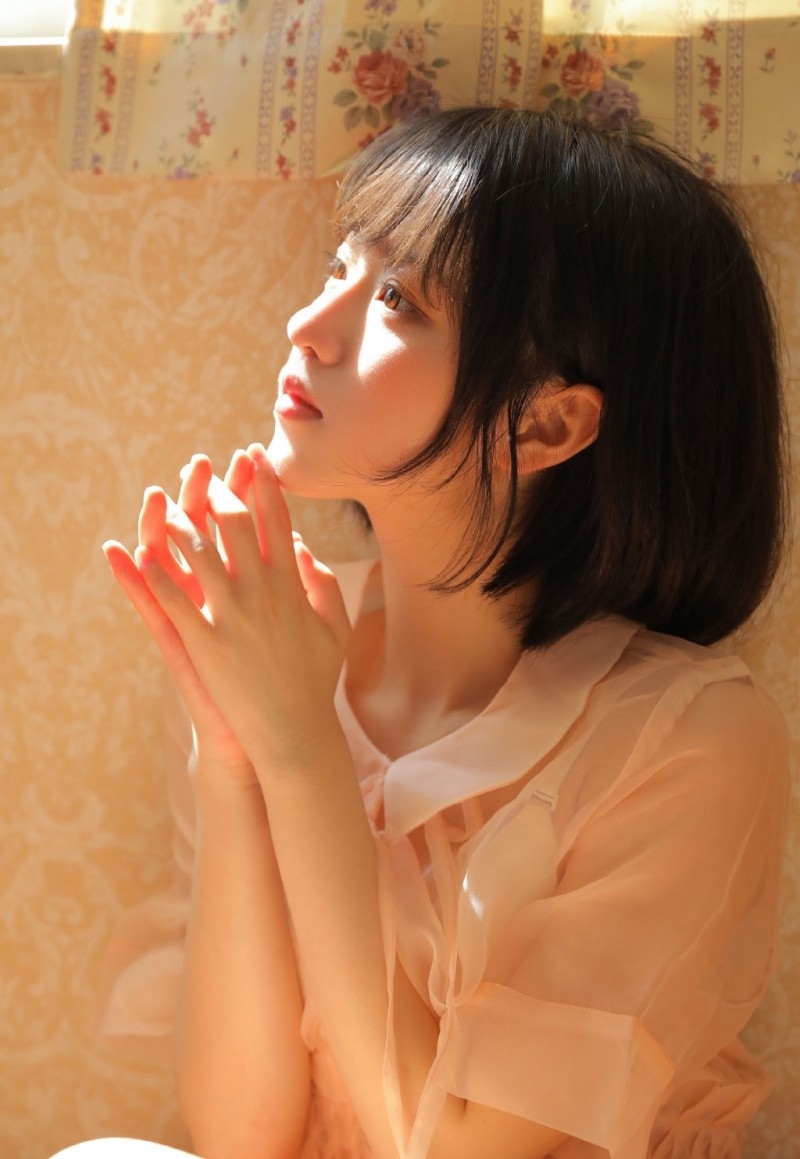 阳光下的短发美女漂亮脸蛋写真  第6张