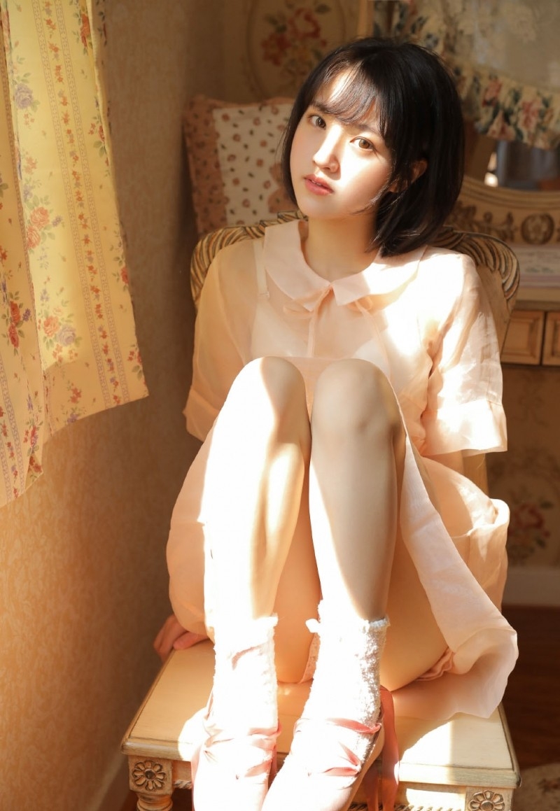 阳光下的短发美女漂亮脸蛋写真  第9张