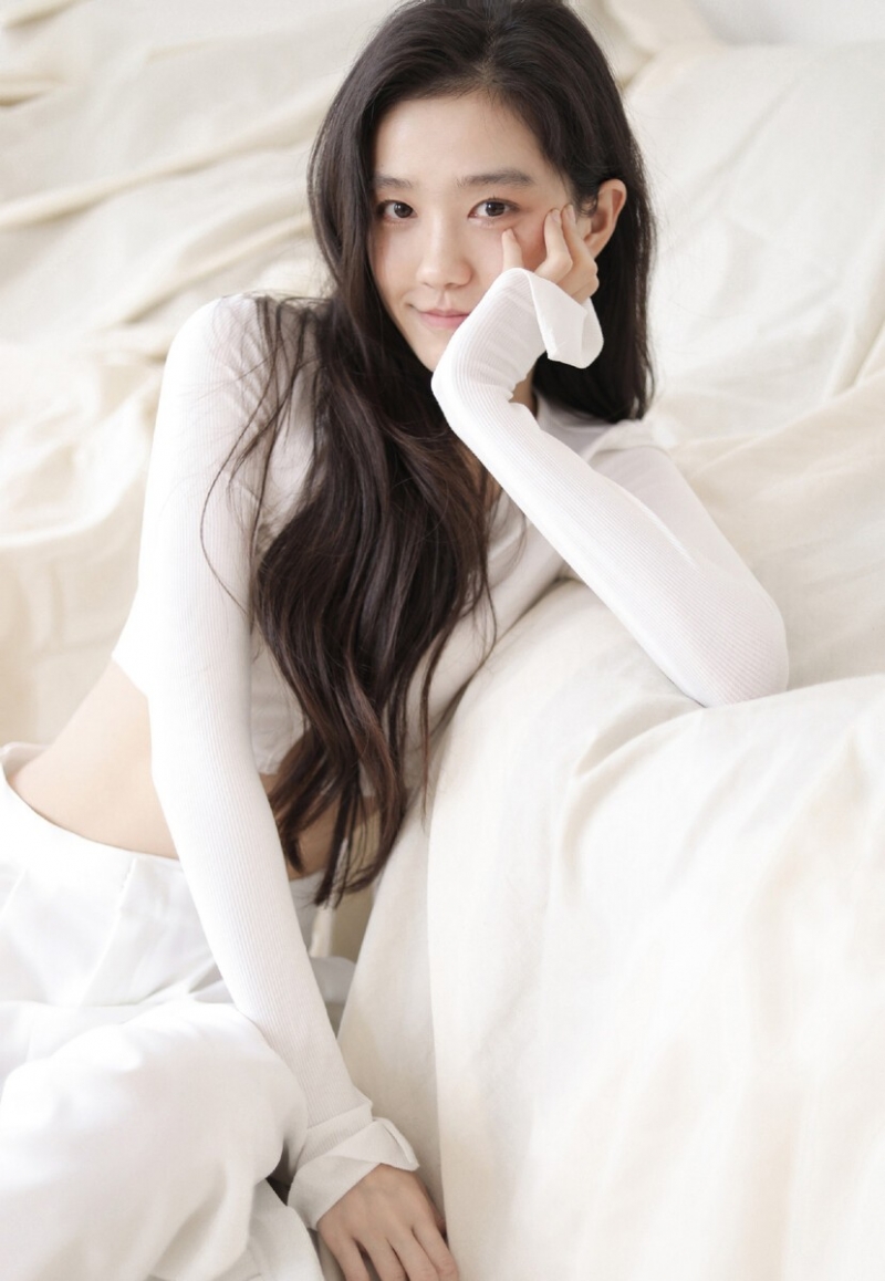 小蛮腰美少女长发披肩居家写真  第1张