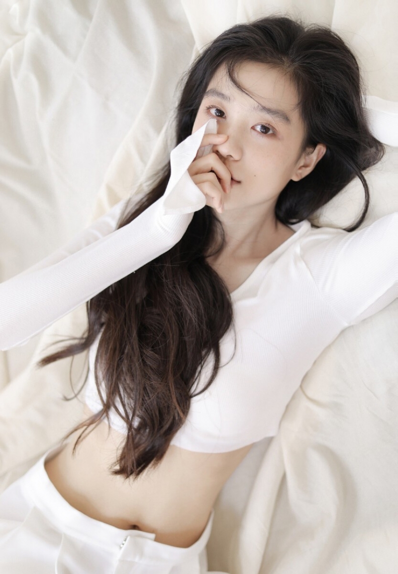 小蛮腰美少女长发披肩居家写真  第2张