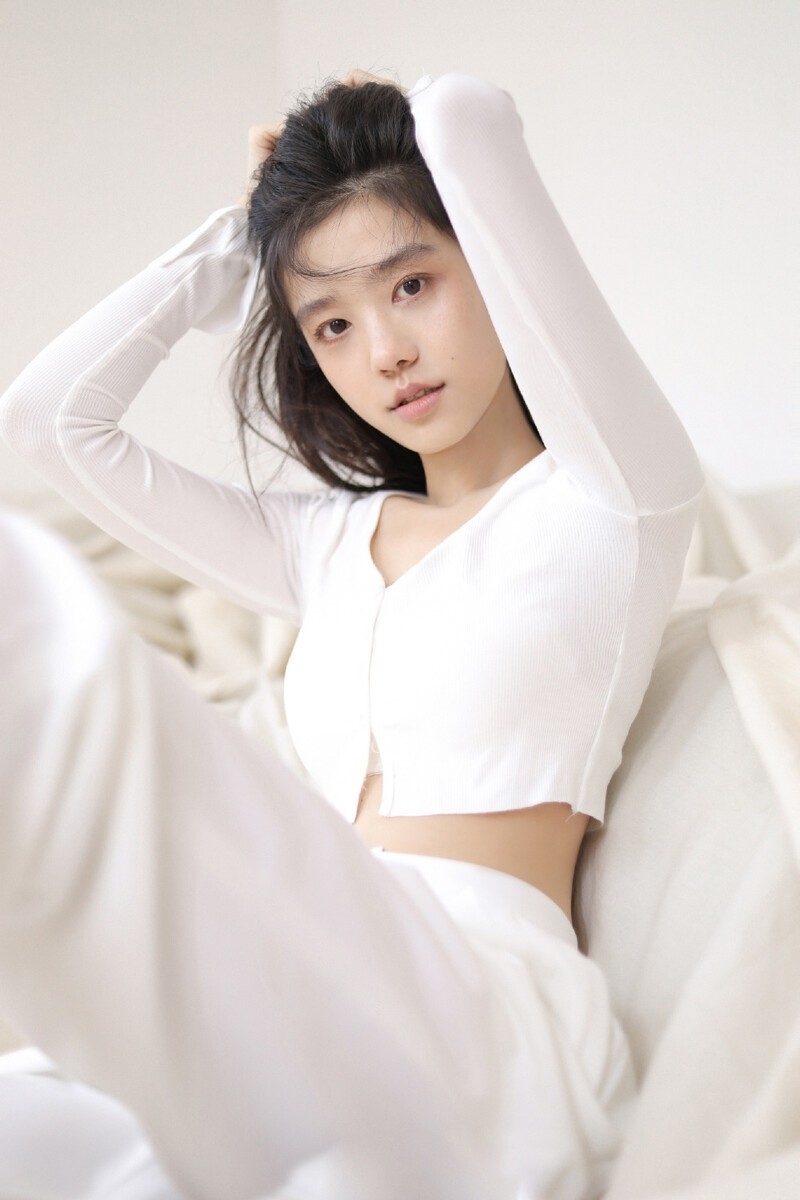 小蛮腰美少女长发披肩居家写真  第3张