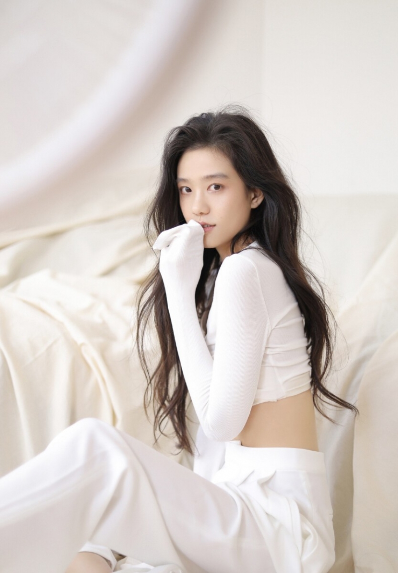 小蛮腰美少女长发披肩居家写真  第4张