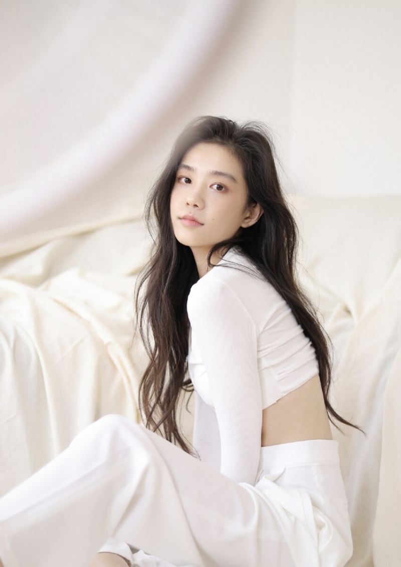 小蛮腰美少女长发披肩居家写真  第5张