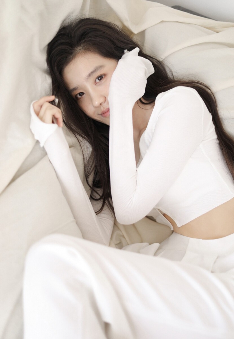 小蛮腰美少女长发披肩居家写真  第7张
