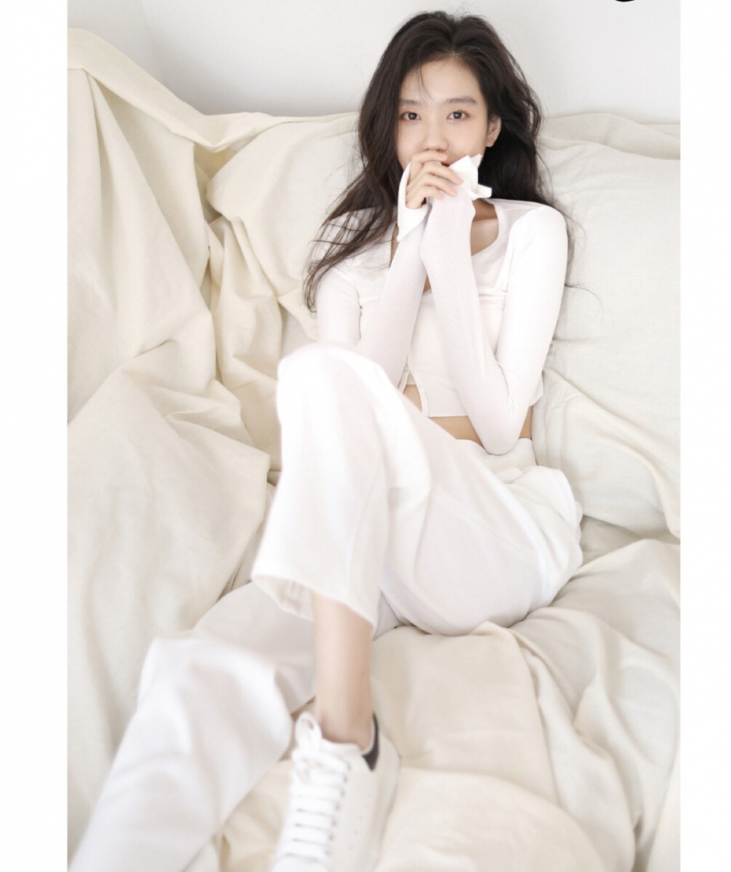 小蛮腰美少女长发披肩居家写真  第8张