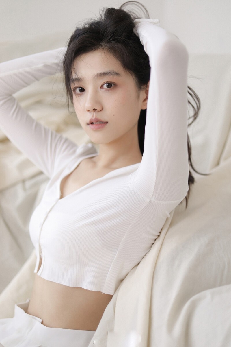 小蛮腰美少女长发披肩居家写真  第9张