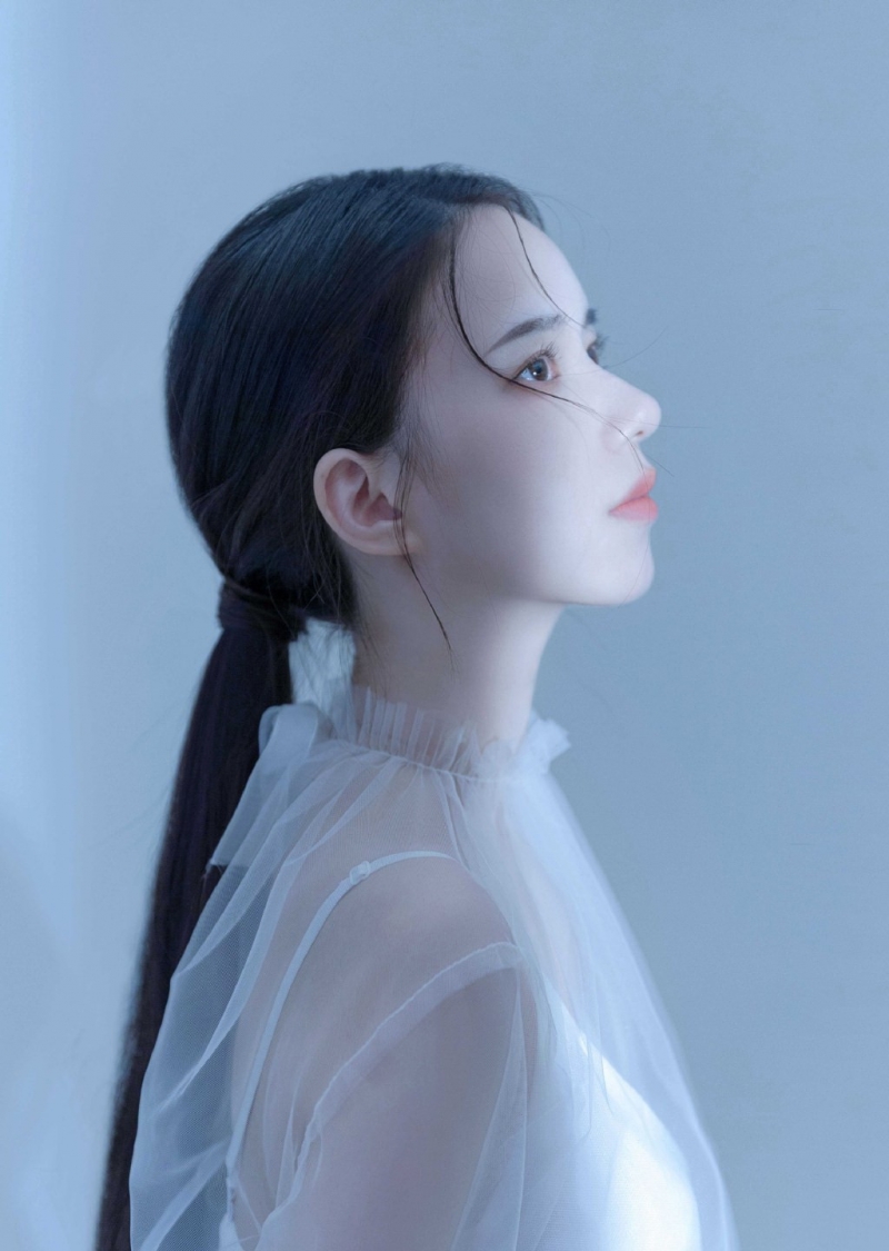 漂亮脸蛋美女白嫩肌肤艺术写真  第1张