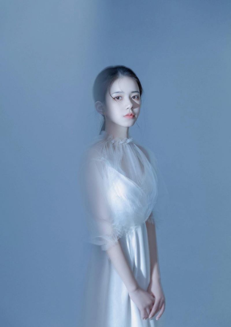 漂亮脸蛋美女白嫩肌肤艺术写真  第2张