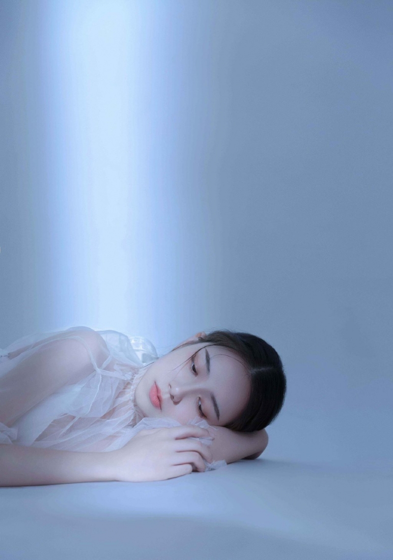 漂亮脸蛋美女白嫩肌肤艺术写真  第3张