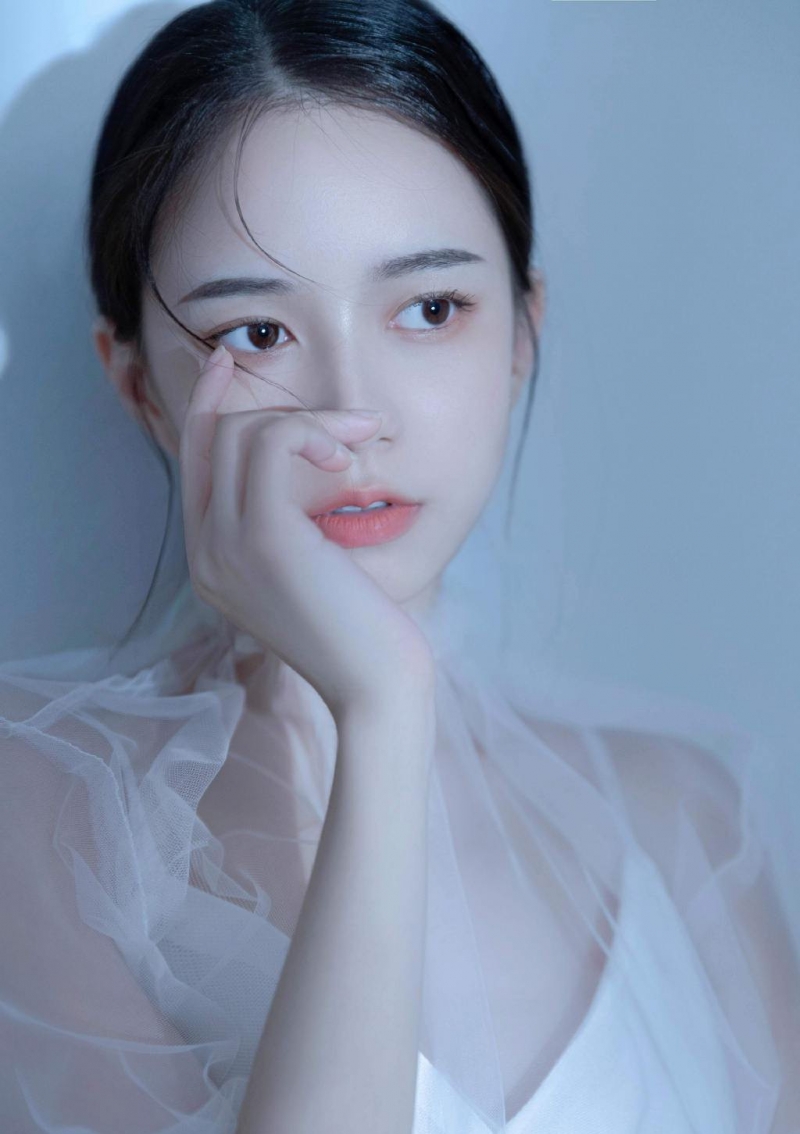 漂亮脸蛋美女白嫩肌肤艺术写真  第4张