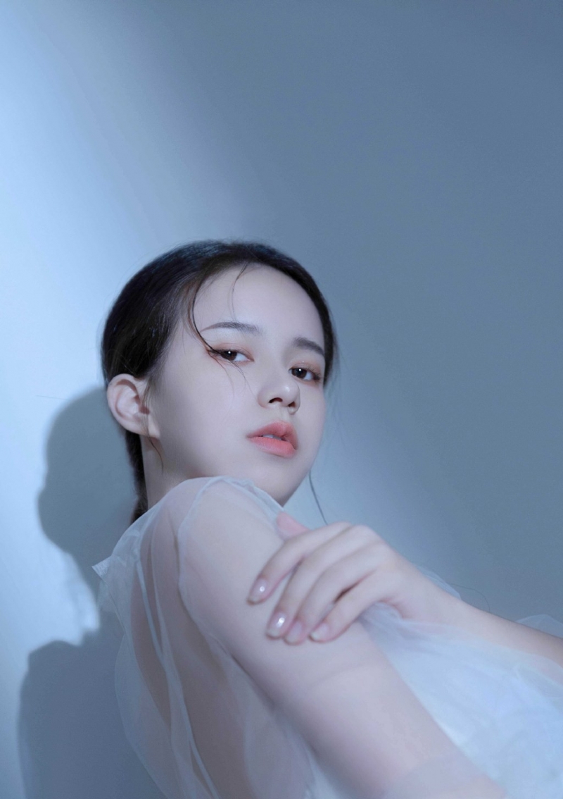 漂亮脸蛋美女白嫩肌肤艺术写真  第5张
