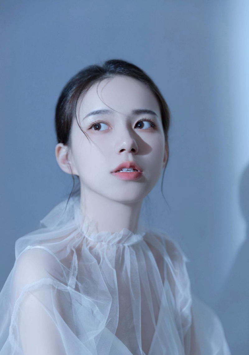 漂亮脸蛋美女白嫩肌肤艺术写真  第6张
