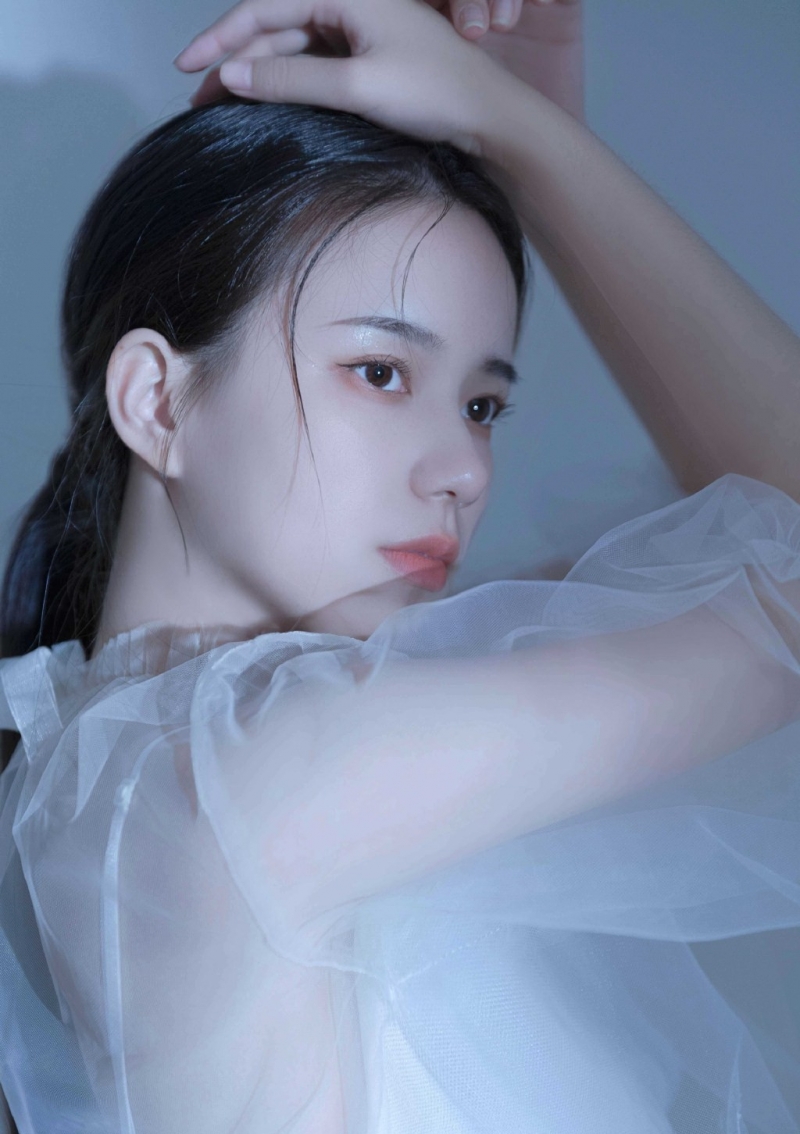 漂亮脸蛋美女白嫩肌肤艺术写真  第7张
