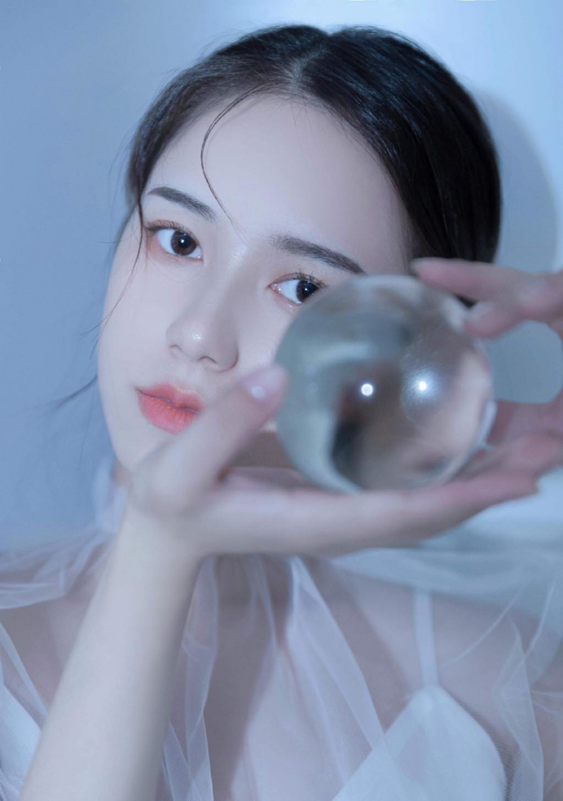 漂亮脸蛋美女白嫩肌肤艺术写真  第8张