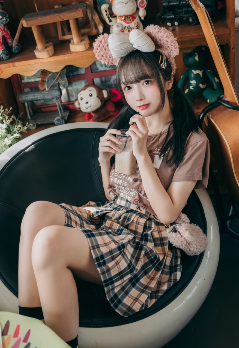 街拍短裙美女萝莉修长美腿写真  第1张