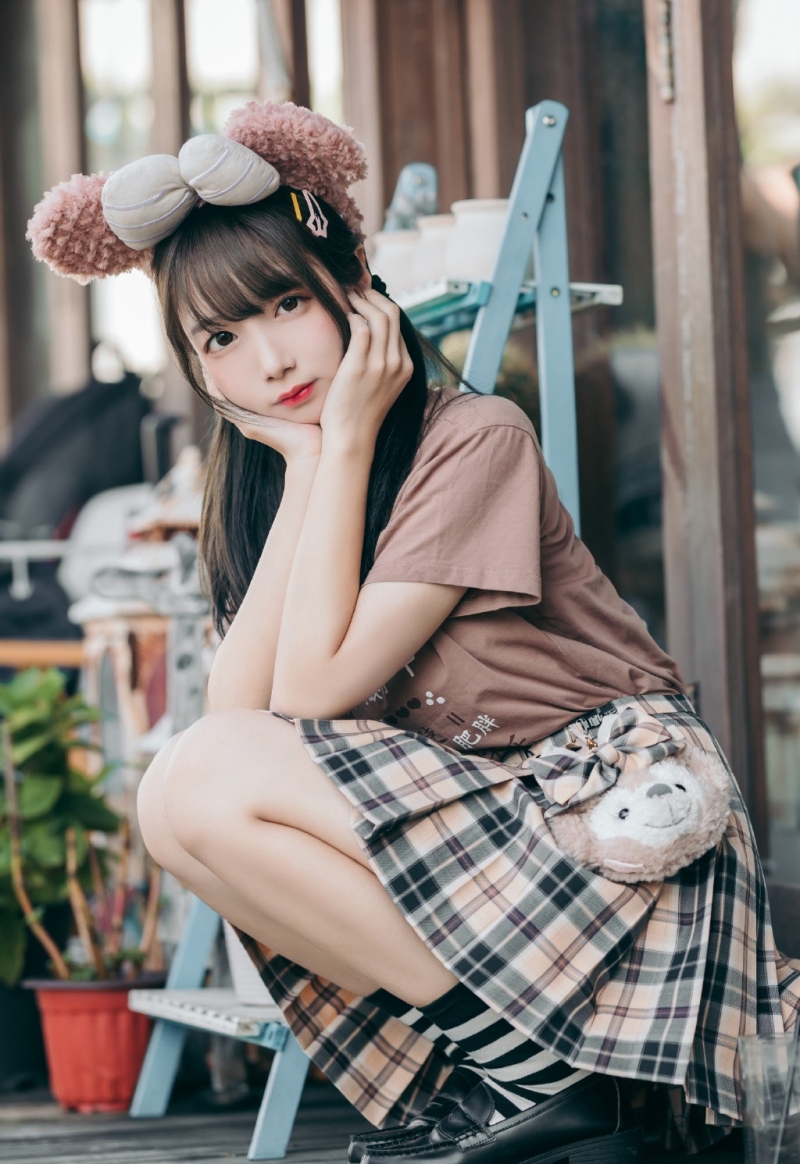 街拍短裙美女萝莉修长美腿写真  第2张