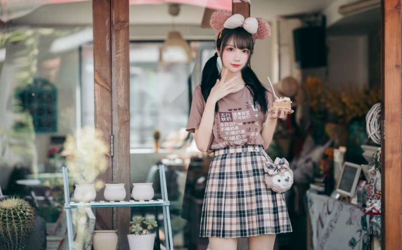 街拍短裙美女萝莉修长美腿写真  第3张