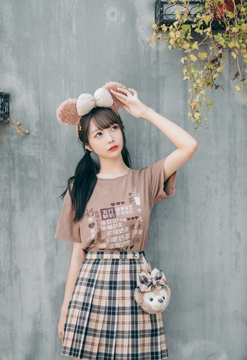 街拍短裙美女萝莉修长美腿写真  第4张