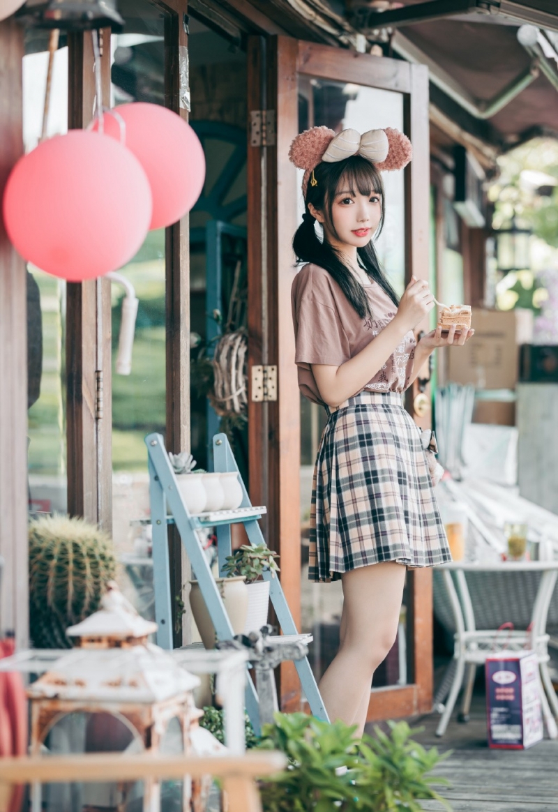 街拍短裙美女萝莉修长美腿写真  第5张