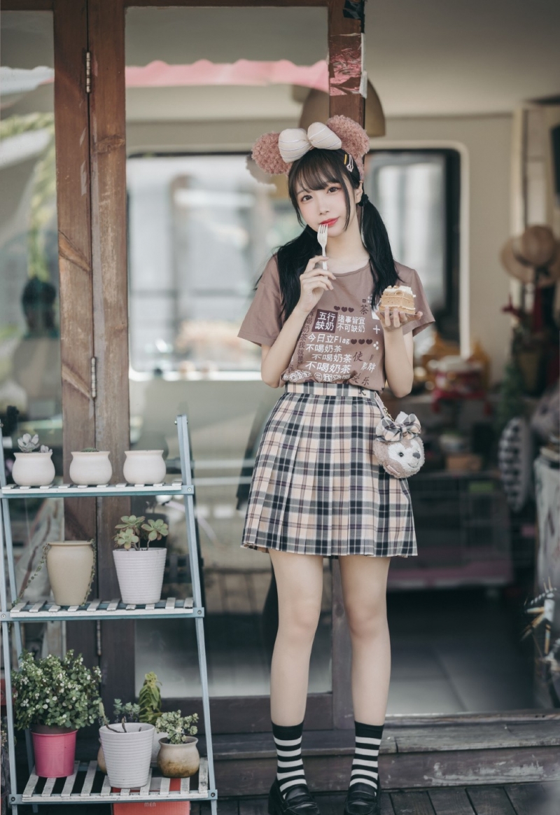 街拍短裙美女萝莉修长美腿写真  第7张