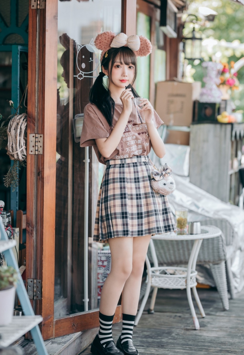 街拍短裙美女萝莉修长美腿写真  第8张