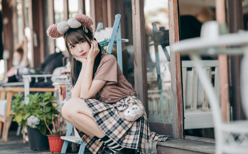 街拍短裙美女萝莉修长美腿写真  第9张