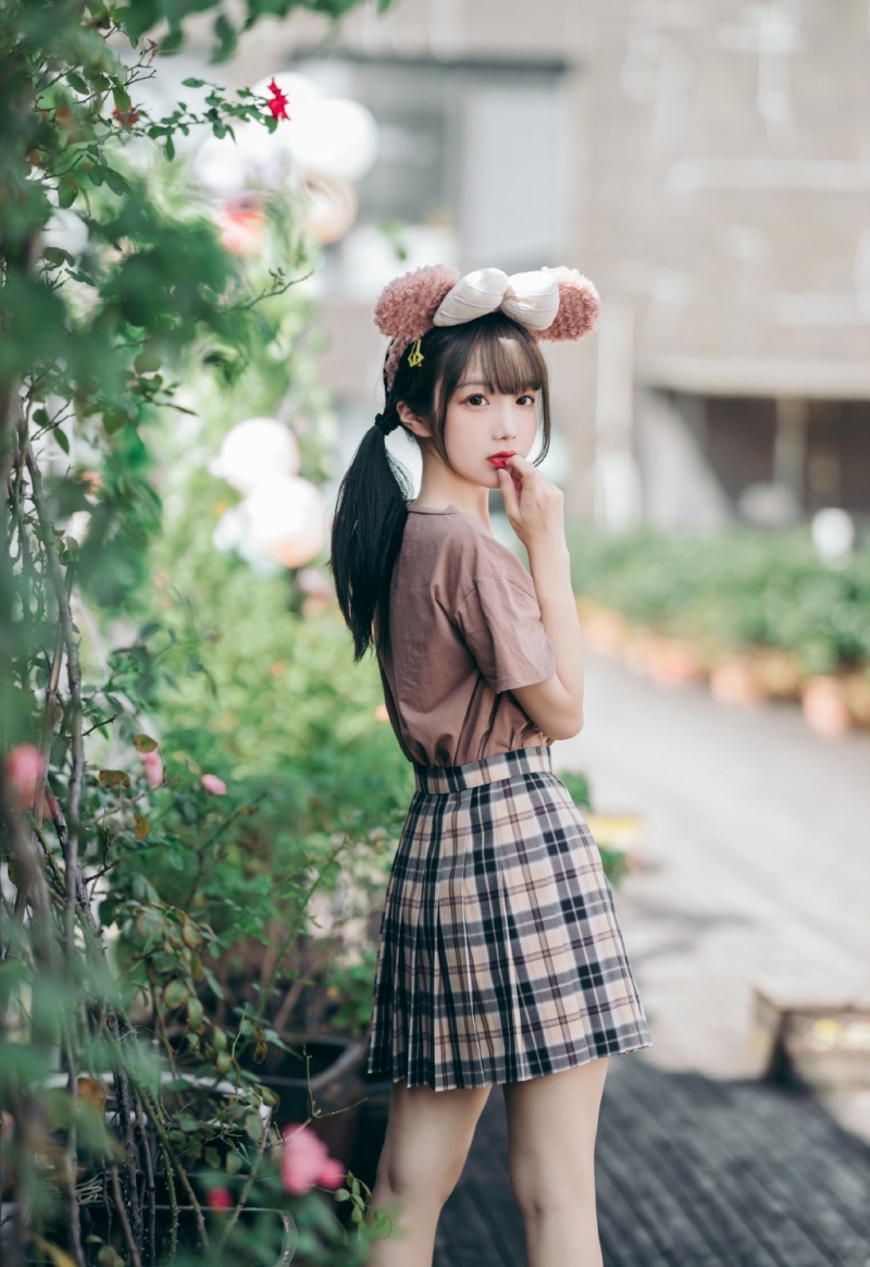 街拍短裙美女萝莉修长美腿写真  第10张