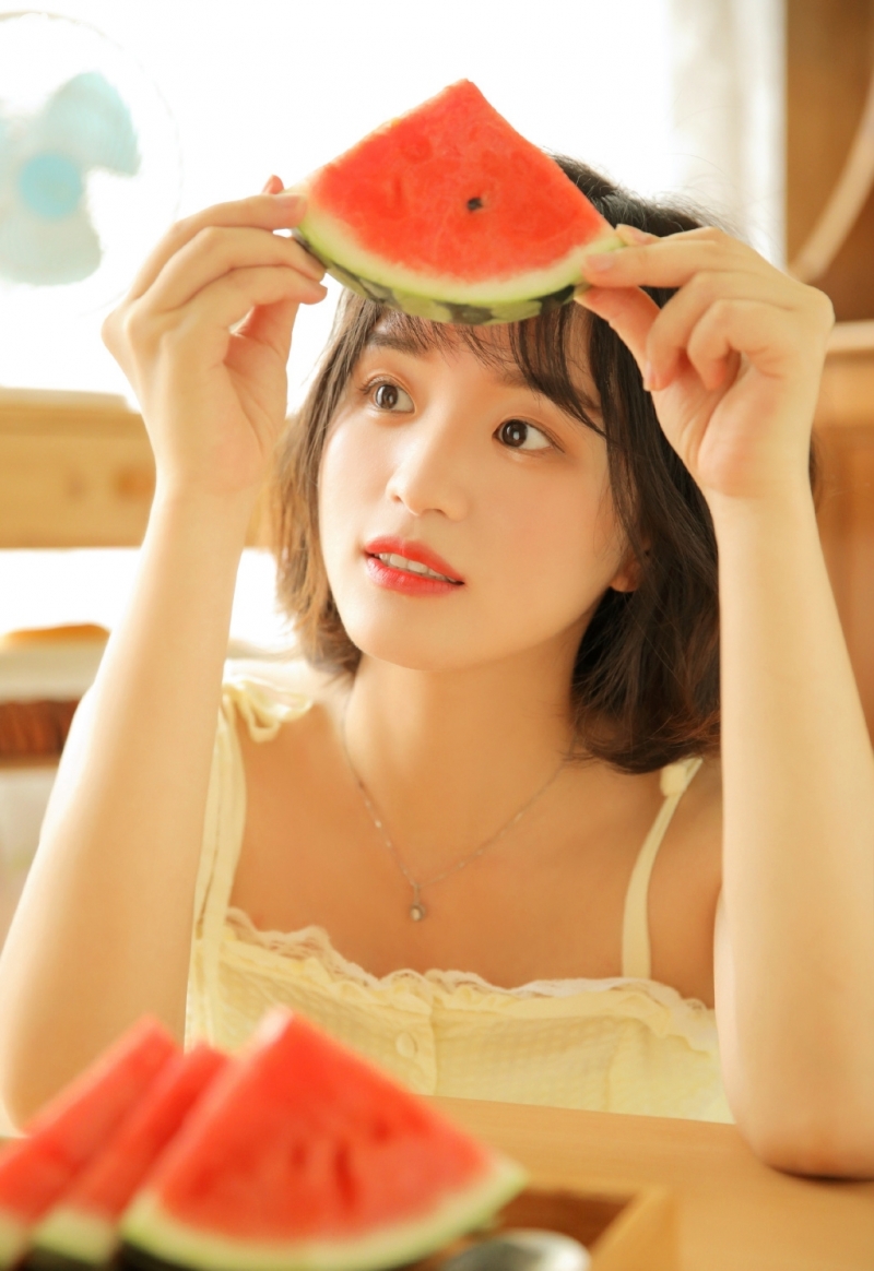 西瓜味萌妹子齐耳短发居家写真  第5张