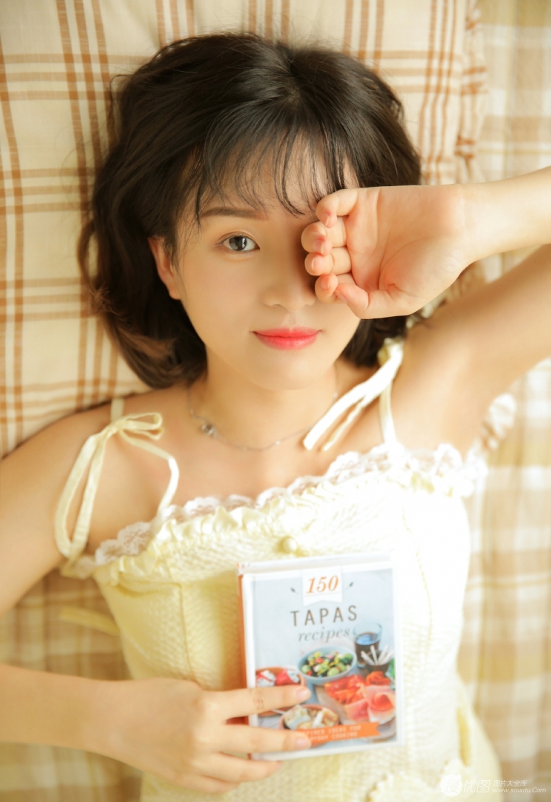 西瓜味萌妹子齐耳短发居家写真  第6张