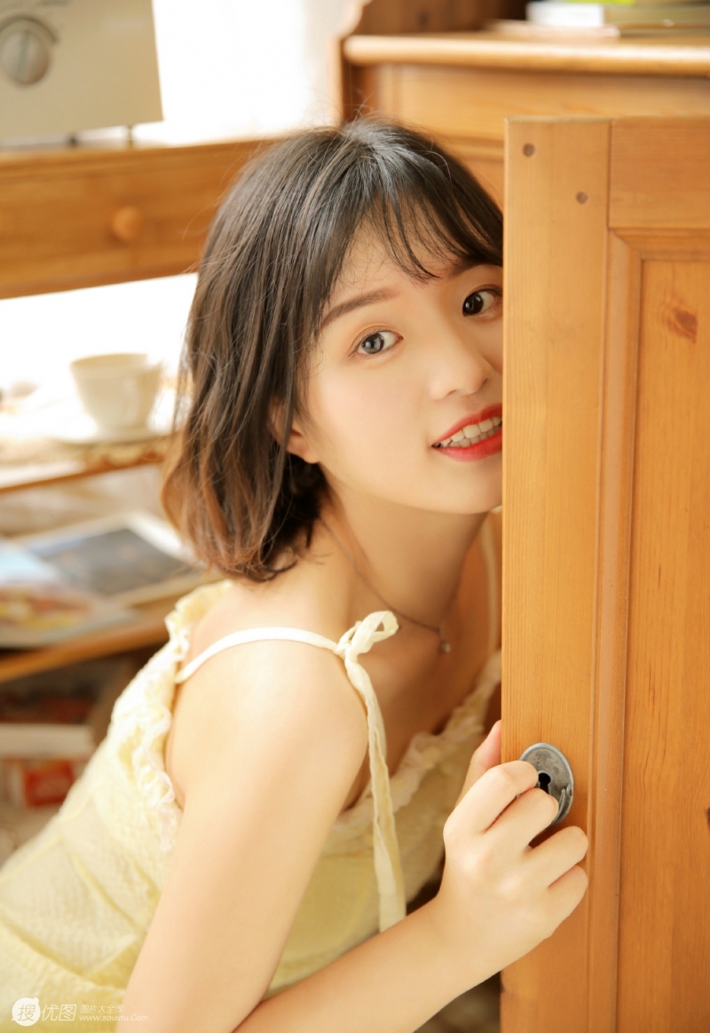 西瓜味萌妹子齐耳短发居家写真  第7张