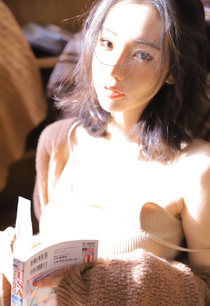 阳光下的美女御姐吊带短裙写真  第3张