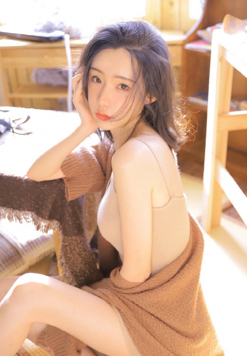 阳光下的美女御姐吊带短裙写真  第5张